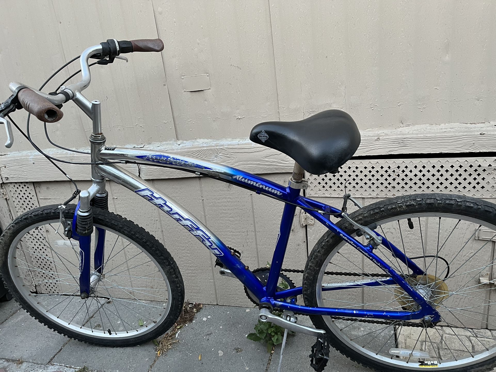 aluminium bike evryting work good tires size 28”