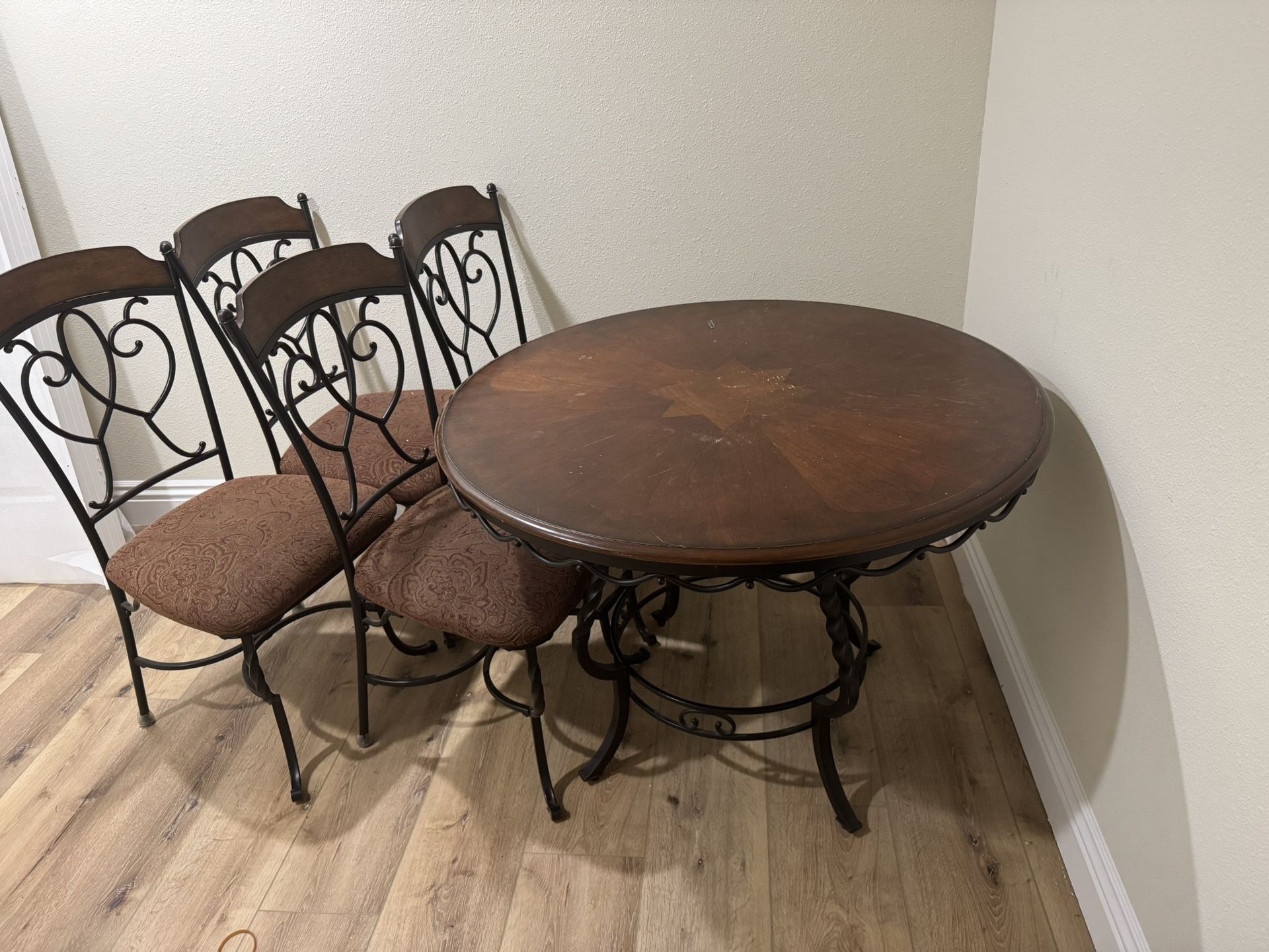 Round Table And 4 Chairs