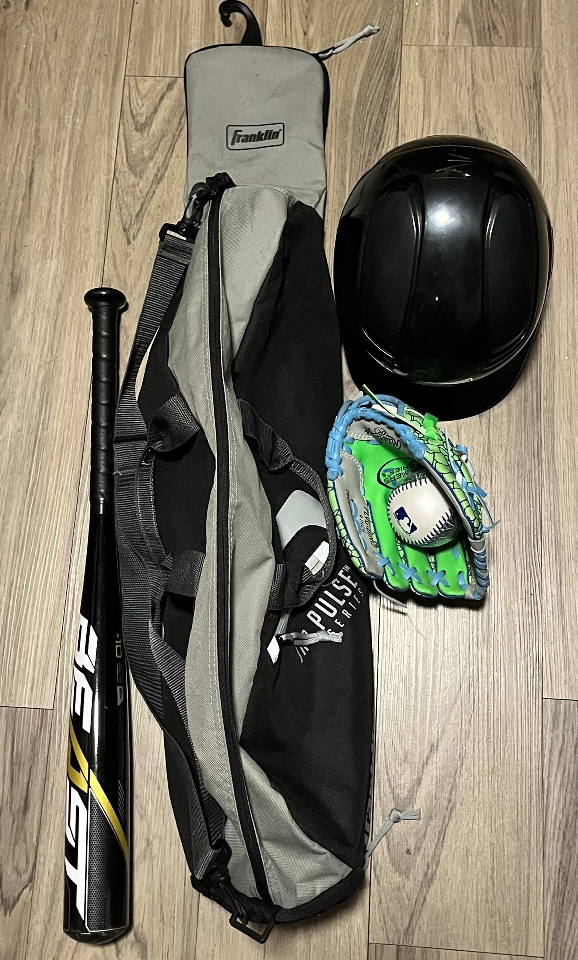 ⚾ Toddler Baseball Set – Bat, Glove, Helmet & Bag! (Great Condition)