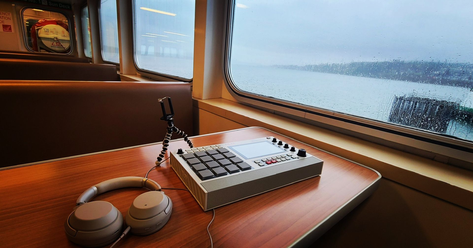 Akai MPC Live 2 Retro Edition 