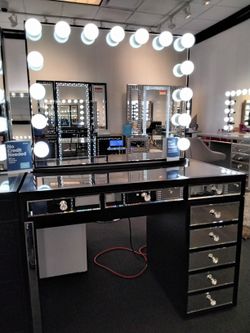 Glam Makeup Vanity With Dimmable Lights 