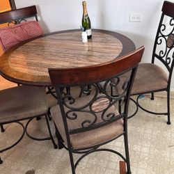 Dinning Table With 4 Chairs 