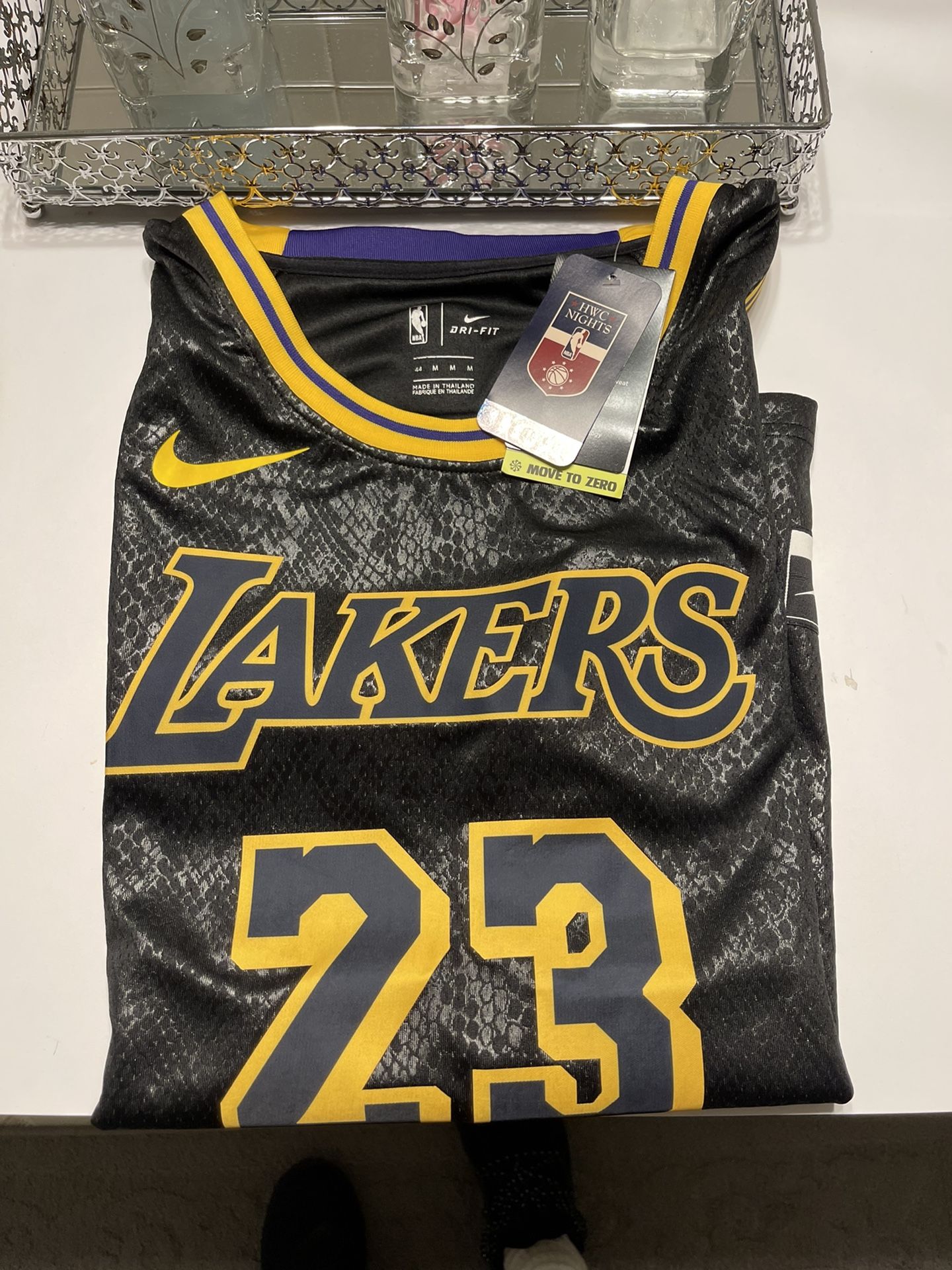 size M lakers shirt