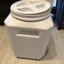 Dog/cat food container