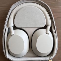 Sony WH-1000XM5 (Silver) – Like New 