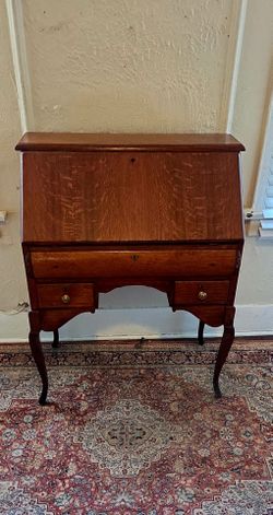 Early 20th Century American Quarter-Sawn Oak Slant-Top Desk.  40" tall x 32" length x 16" deep
