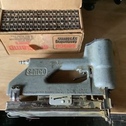 SENCO Senclamp Pnuematic Fastener and 3/4 Box Of Clamps