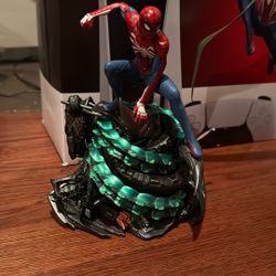 Spiderman PS4 Statue, Disk, And Concept Art