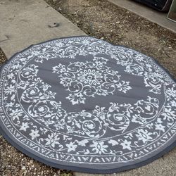Reversible outdoor rug