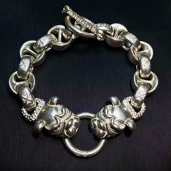 OLD HANDMADE MIAO TIBETAN TWO HEAD DOG BRACELET 
STAMPS: (925) STERLING SILVER 
WEIGHT: 107.9 GRAMS.
DIAMETER: 8.5X0.8 INCHES 
HIGH  GREAT CONDITION 
