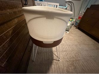 Snoo Bassinet-  auto rocking bassinet