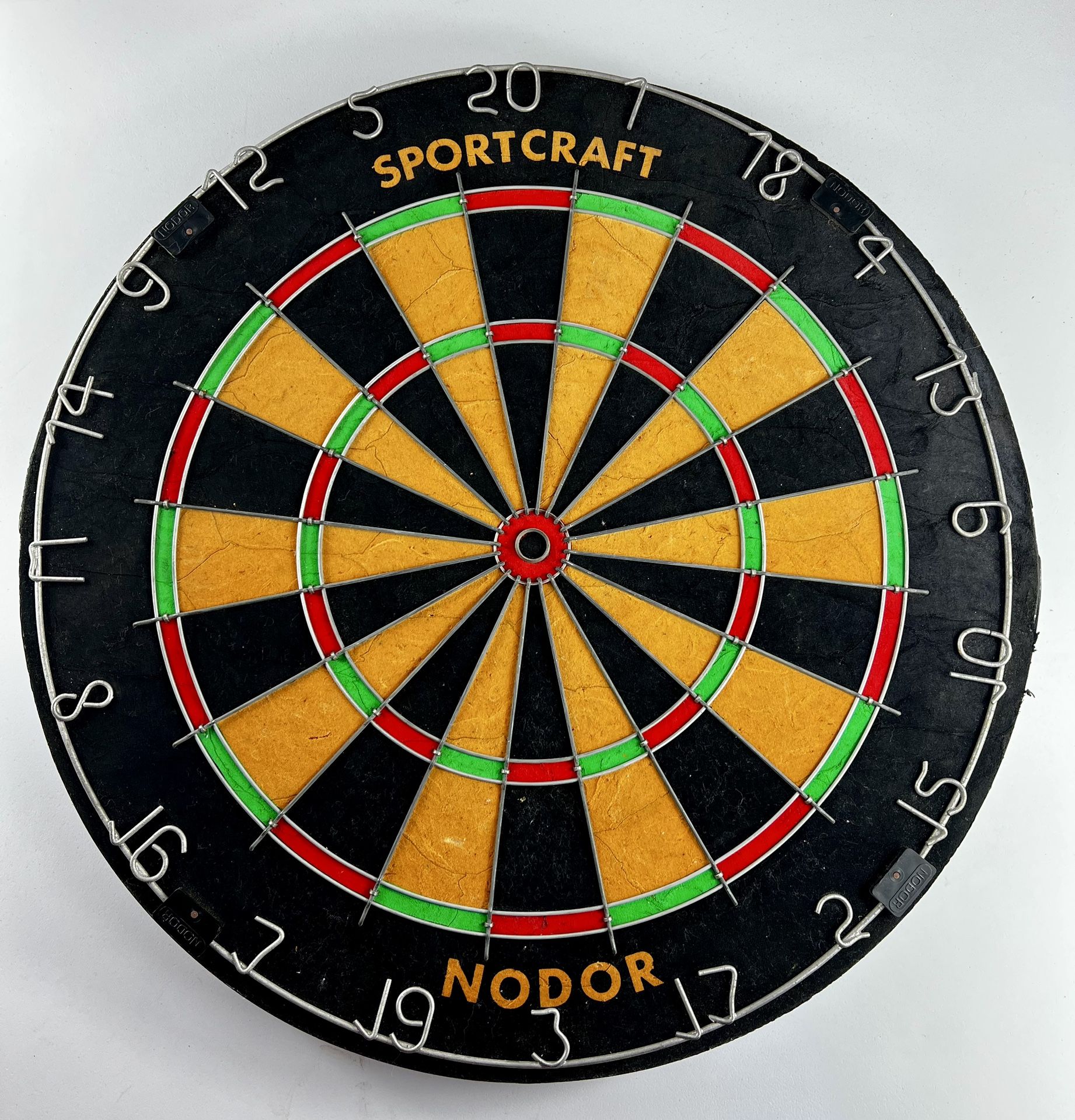 . NODOR Sportcraft Dartboard Made in England 18" Dart Board Vintage Pro Model, Great Condition.