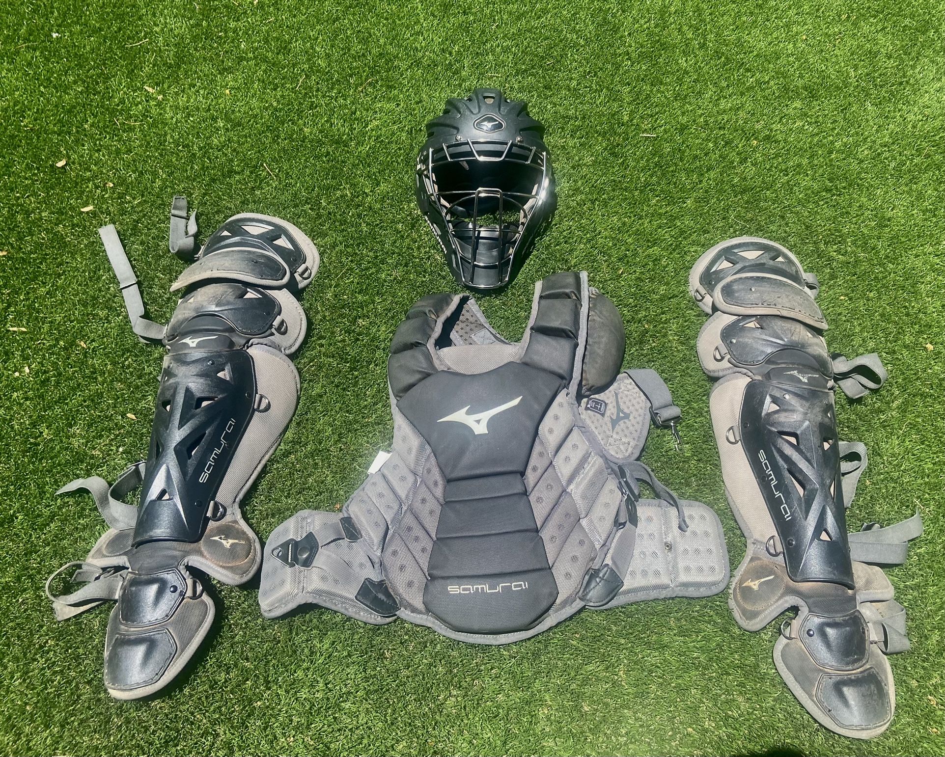 Mizuno catcher's gear top