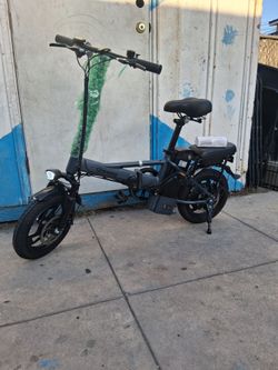 Brand new electric bike folds in half comes with keys and charger ready to be used.. bici Electrico se dobla en la mita esta nuevo viene con su llaves