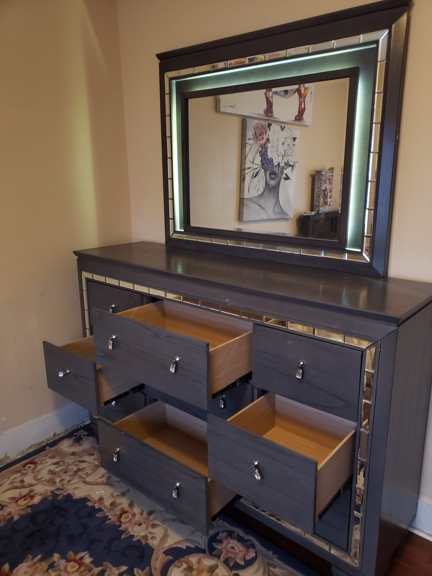 Dresser With Vanity Mirror 