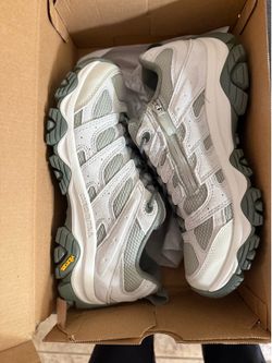 Merrell Men's  Hiking Shoes US 8 with Vibram Outsole New in Box