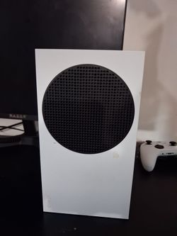 Xbox series s comes with hdmi and power cord and controller