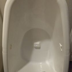 White Baby Bathtub / Infant Bath Tub with Contoured Seat