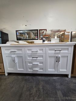 Beautiful white bathroom Vanity 72"