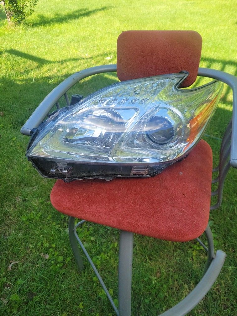 2013 Toyota Prius Drivers Side Headlight Assembly