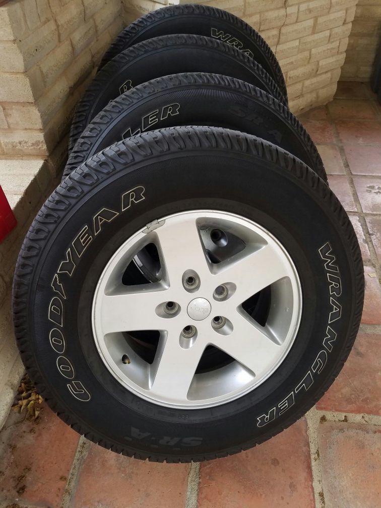 de jeep wrangler.2009 rines con llantas