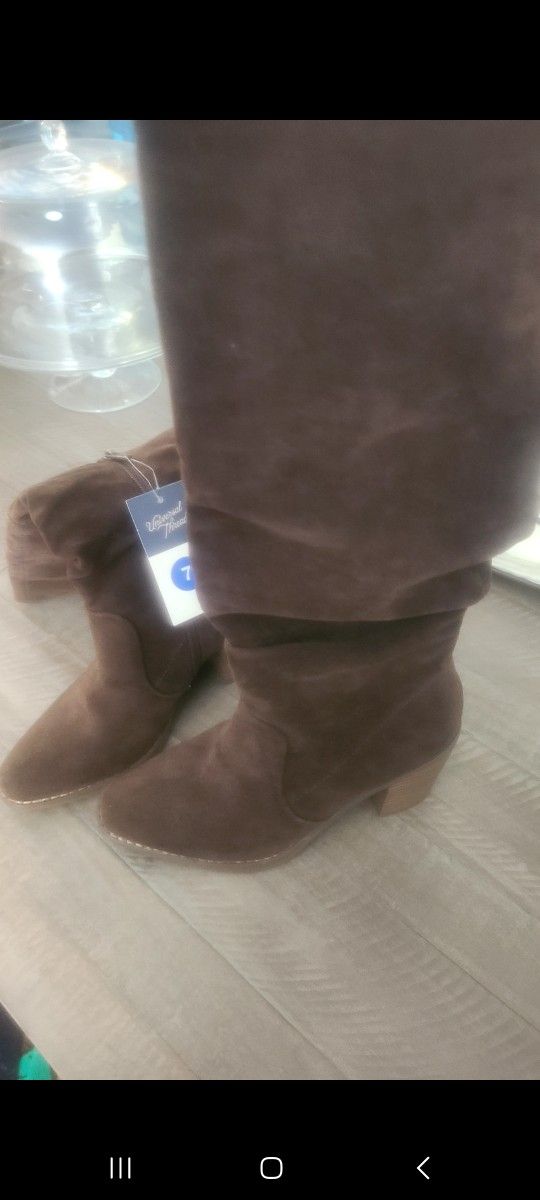 NEW MODERN STYLE BOOTS SUPER CUTE