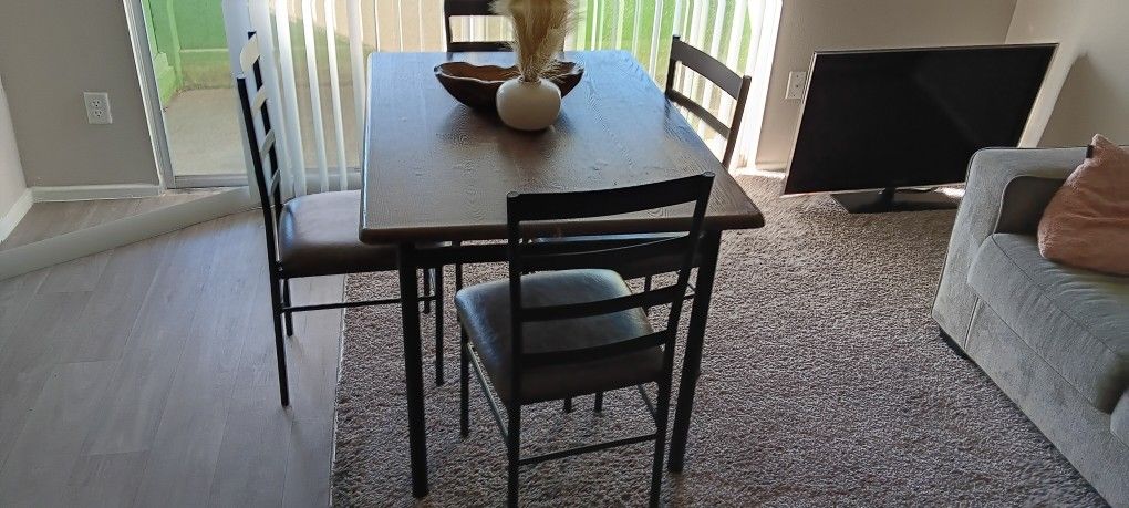 4 Chair Table Nice