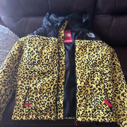 SUPREME x THE NORTH FACE Nuptse Jacket Yellow Leopard