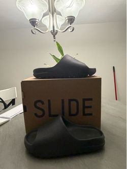 Yeezy slides black