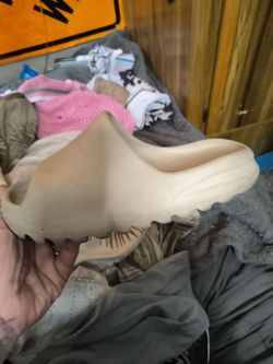 Yeezy slide bone 8 1/2