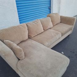 Nice sectional couch 🛋 very nice 🛋