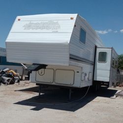 2002 Layton 32ft Fifth Wheel 