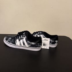Men’s Adidas Seeley Shoes Size US 9