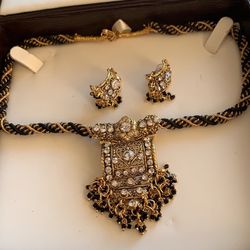 Beautifuln ecklace pearl and restaurants and earrings