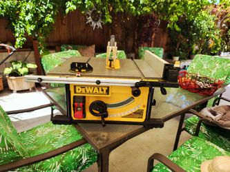 Dewalt 15 Amp Corded 10 in. Job Site Table Saw(It is sold exactly as pictured)used in good working condition.
Usada.