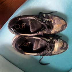 Sizzle 7.5  camouflage Gym Shoes. 