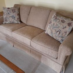 BRAND NEW SOFA AND LOVESEAT ..MADE BY BROYHILL..NAME BRAND FURNITURE..NEVER USED. NEW CONDITION