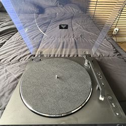 Victrola Bluetooth Vinyl Record Player – Like New + Motown & Sinatra Records