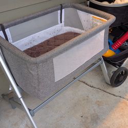 Baby bassinet/ crib
