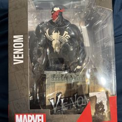 McFarlane Toys Marvel Venom #5 1:6 Scale Collectible Figure with Scene & Comic