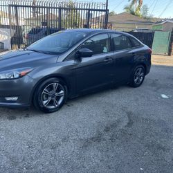 Ford Focus, 2019. Acepto carro a cambio, tÃtulo limpio automático cuatro cilindros un solo dueño, muy pocas millas como nuevo ningún problema mecánico