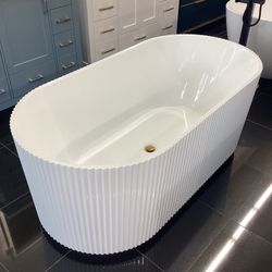 59” Freestanding Bathtub Read Puppy For pick up 