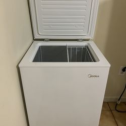 Midea 3.5 cubic feet chest freezer