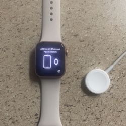 Apple Watch SE (GPS) 40mm Gold Aluminum Case with Starlight Sport Band - Gold