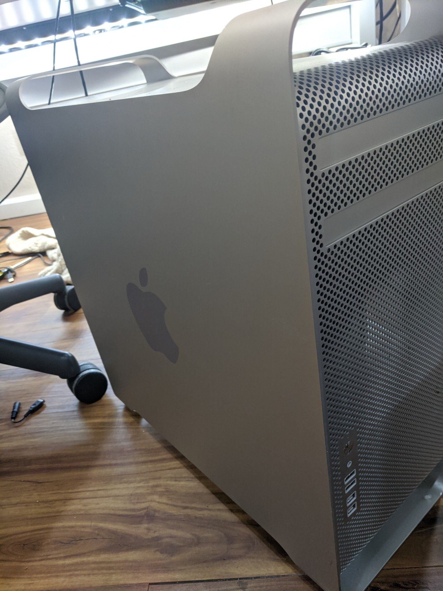 Mac Pro (2.4GHz 8-core Xeon, 8GB RAM, 1TB HDD, ATI 2600XT video card) Mid 2010, NO OPERATING SYSTEM