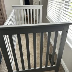 Delta Child Crib - Convertible 