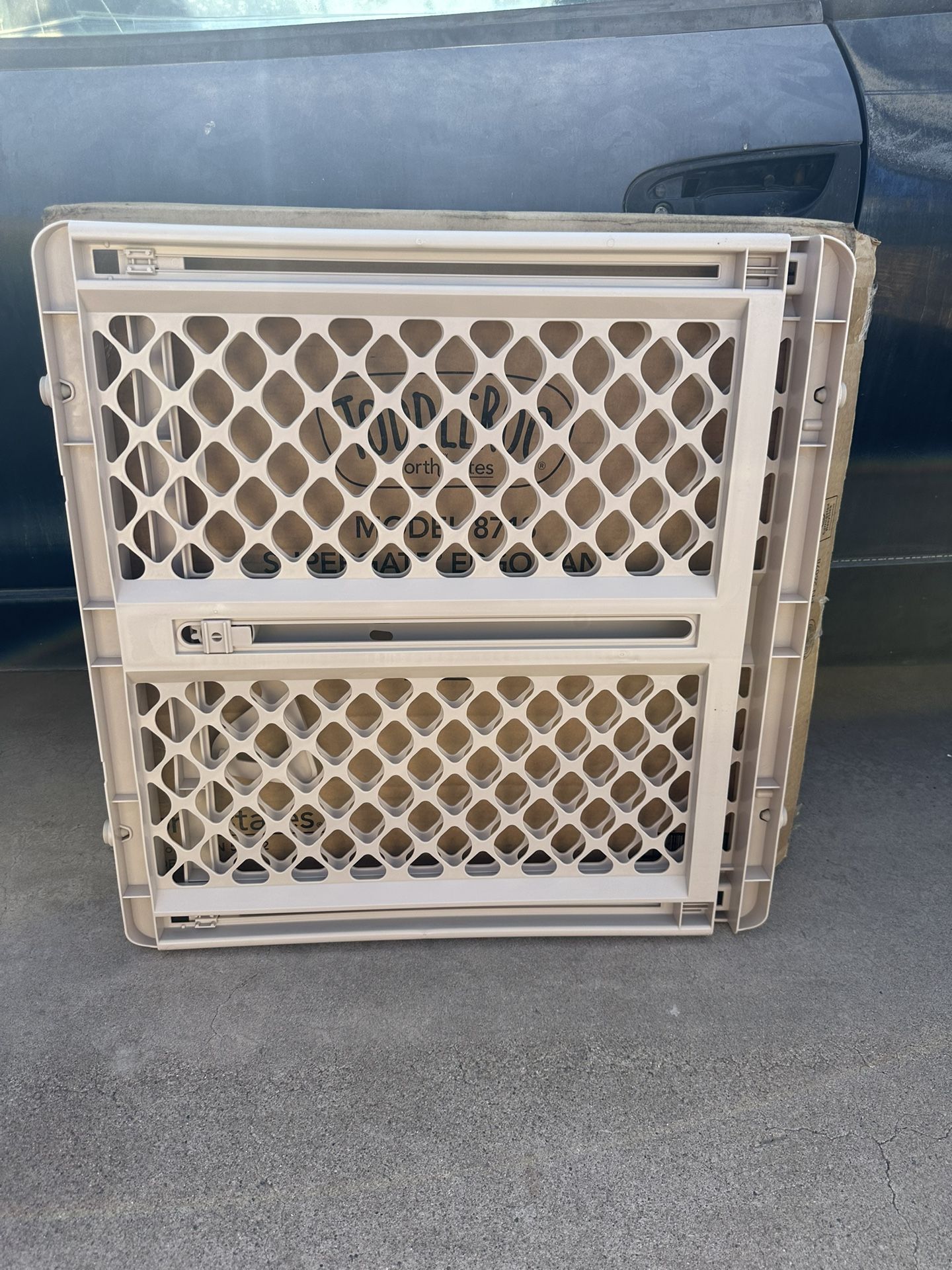 Extra Wide Pet Gate / Baby Gate - Fits Openings 26” - 42”