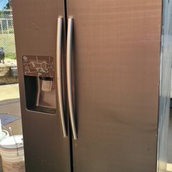 Newer Samsung Side By Side Refrigerator Works Excellent And It's Very Clean Lightly Used Willing To Negotiate