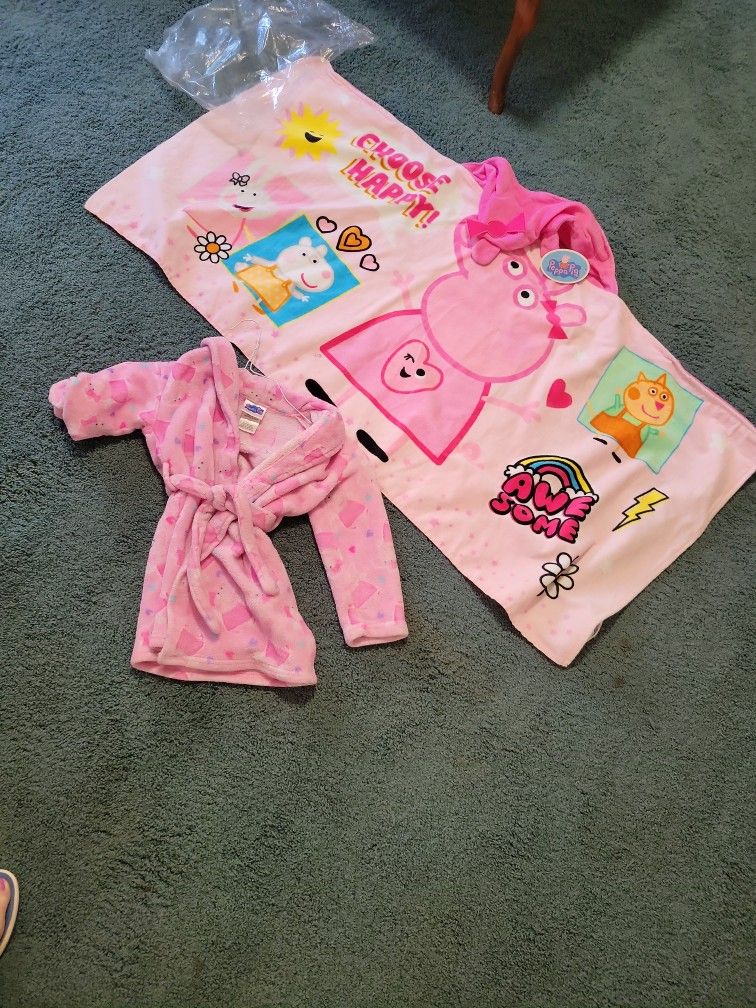 PEPPA PIG ROBE SZ 4T AND NEW HOODED PEPPA WRAP AROUND TOWEL SEE DESCRIPTION