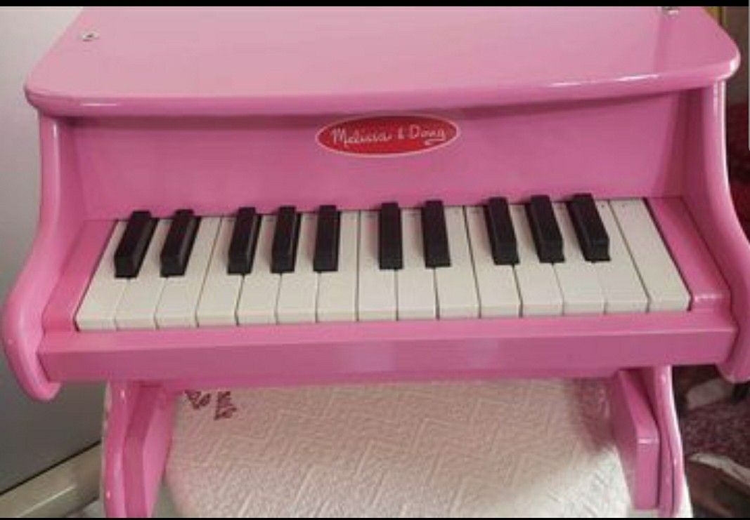 PREOWNED MELISSA AND DOUG PLAY PIANO